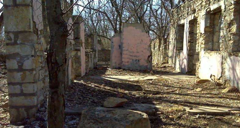 Remnants of old stone dairy buildings. Photo by Singletracks.com/Schmo.