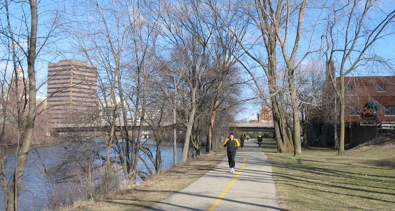 Runner on Lansing River Trail. Photo by Selahi Durusoy/wiki.