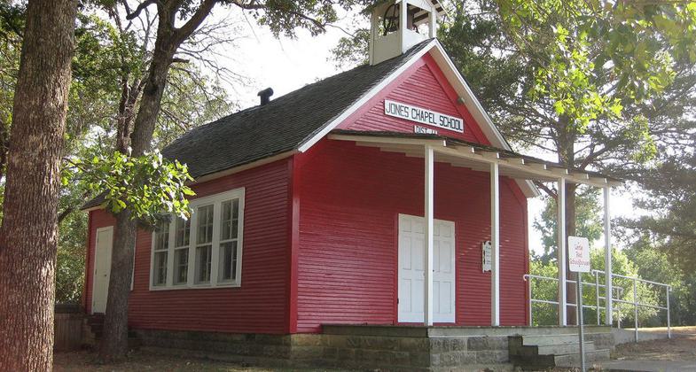 Jones Chapel Schoolhouse. Photo by holt9359/wiki.