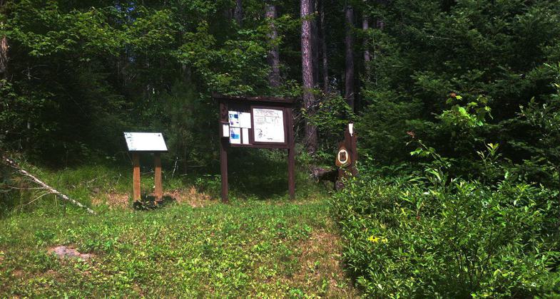 Trailhead and signage. Photo by Dan Gayhart.