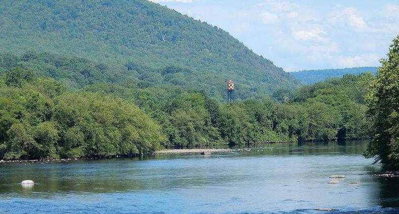 Lehigh River in Walnutport. Photo by Shuvaev wiki.