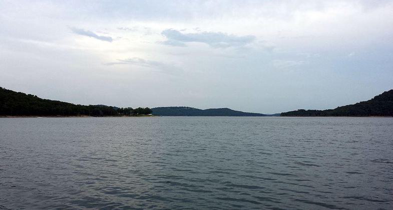 Beaver Lake at Lost Bridge Marina. Photo by Brandonrush wiki.