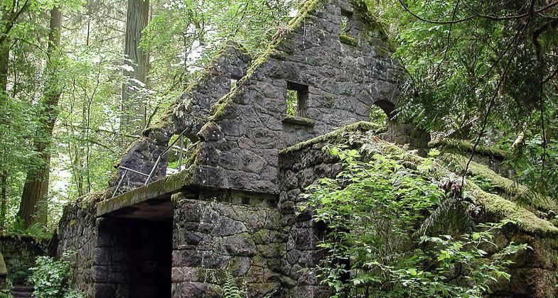 Stone structure in Macleay Park. Photo by Finetooth wiki.