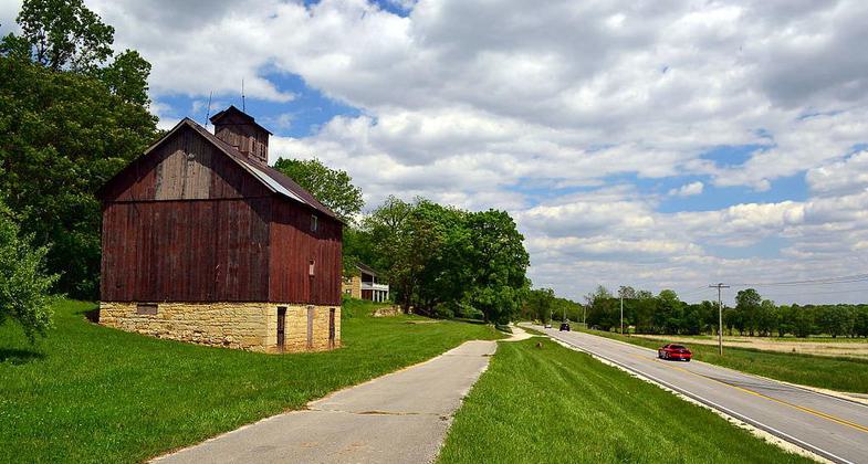 The Sam Vadalabene Bike Trail (left) and Illinois Route 100 near Pere Marquette State Park. Photo by KBH3rd.