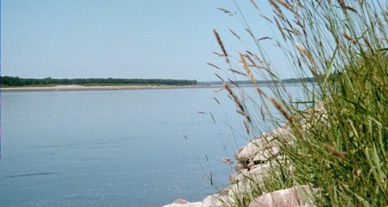 Missouri River passing the site of Fort Mandan, Washburn, ND. Photo by Chris Light/wiki.