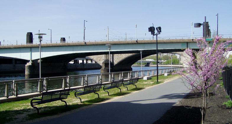 The Schuylkill River Trail, a multi-use landscape trail built as part of the Schuylkill Banks improvement project. Photo by Jeffrey M. Vinocur.