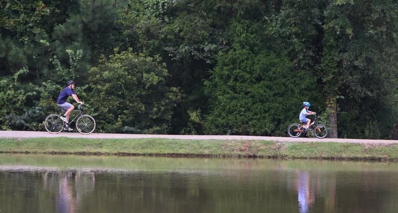 Bikers north of lake. Photo by Tommy Daniel.