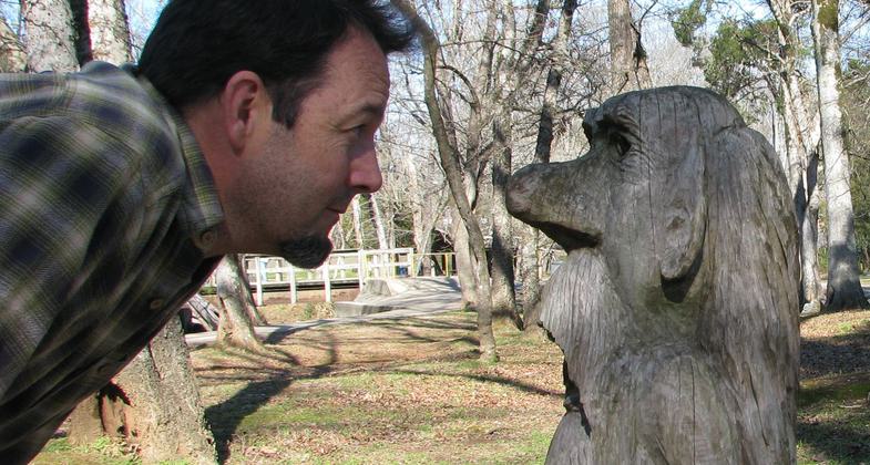 Boys with lion carving by Tim Tingle. Photo by Andrew Cost.