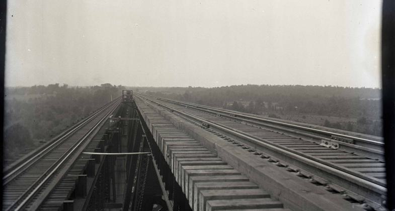 1914 photo of old and new bridges from East end