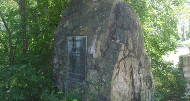 Old Dedham Boat Club plaque @ marker#6. Photo by JJB.