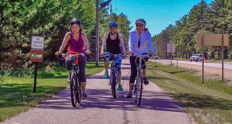 Shopping on the HOV trail. Photo by Boulder Junction Chamber.
