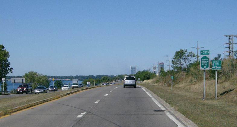 Approaching Niagara Falls on the northbound Robert Moses State Parkway, part of the Great Lakes Seaway Trail. Photo by TwinsMetsFan.