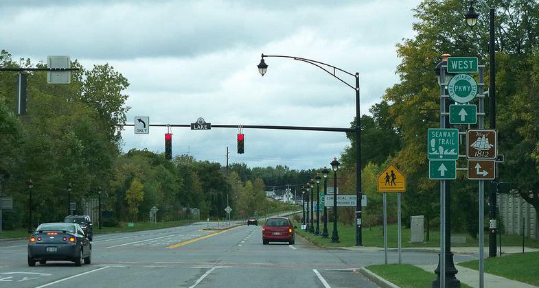 Eastern terminus of the Lake Ontario State Parkway at Lake Avenue in Charlotte, Rochester, New York, as seen from Pattonwood Dri. Photo by TwinsMetsFan.