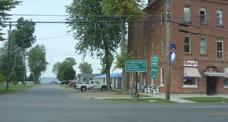 A 90-degree turn on New York State Route 12E northbound in Cape Vincent. Straight ahead is Lake Ontario. Photo by Doug Kerr/wiki.