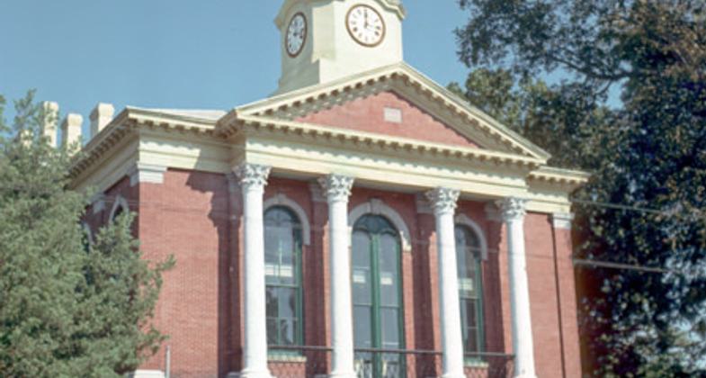 Pasquotank County Courthouse, part of historic downtown. Photo by Calvin Beale wikimedia commons.