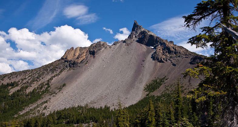 Mt. Thielsen. Photo by Claytontullos wiki.