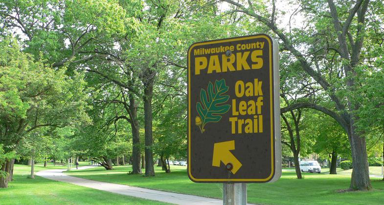 An Oak Leaf Trail sign in Lake Park. Photo by Sulfur.