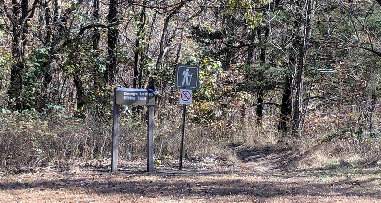 George O Latham Jr trailhead at Clinton Lake. Photo by https://www.kansastrailscouncil.org.