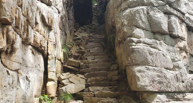 The 9.4 mile Laurel, Greeter Falls, BCR and Stone Door Loop trail near Altamont. Photo by Shannon Ours.