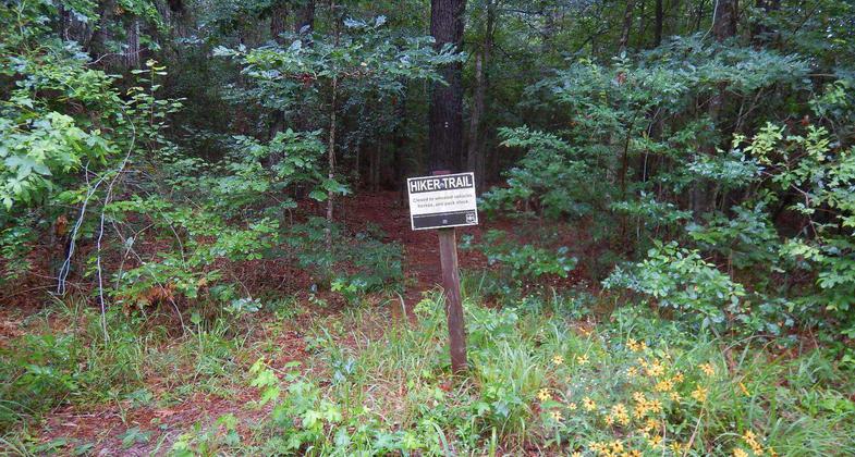 Trail entrance signage. Photo by Lone Star Trail Hiking Club.