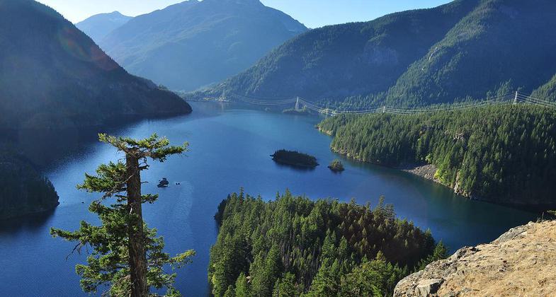 Diablo Lake from Diablo Lake Overlook on SR-20 east of Newhalem, Washington, USA. Photo by Joe Mabel/wiki.