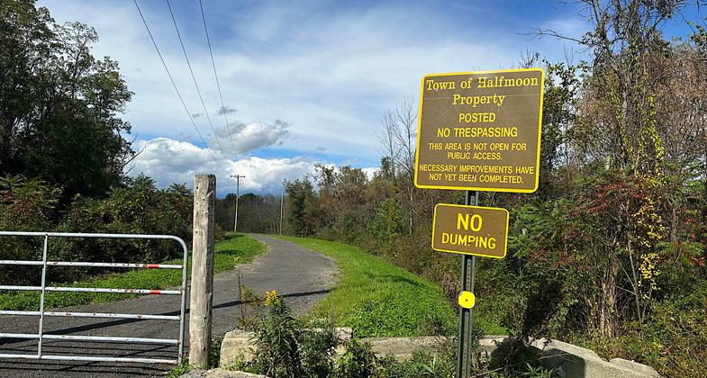 Oct 2023 sign showing closure of southern bit. Photo by Janie Walker